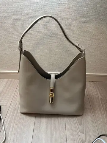 FURLA 화이트 토트형 숄더백