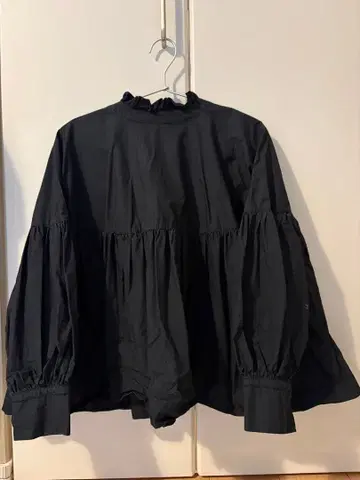 네스트로브 프릴 칼라 개더 블라우스 블랙