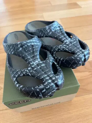 시착만 한 KEEN SHANTI ARTS 콜라보 27cm