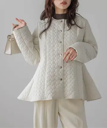 새상품 AMELY 페플럼 퀼팅 코트