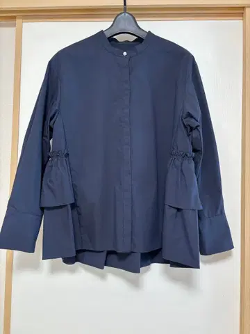 노리즈 네이비 프릴 긴팔 블라우스