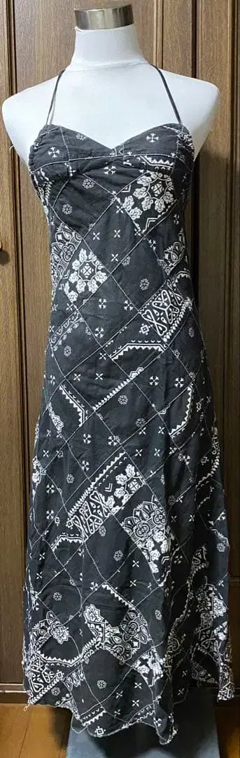 L.G.B. 페이즐리 홀터넥 원피스 반다나 패턴 블랙 플라워 무늬