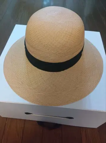 미사용 새상품 헬렌 카민스키 파나마 햇 salacia