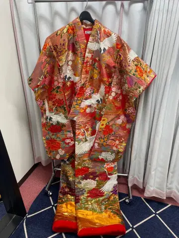 이로 우치카케 다색 학과 꽃무늬 자수