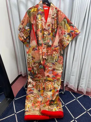 전통적인 다색 꽃무늬 기모노 이로 우치카케 핑크