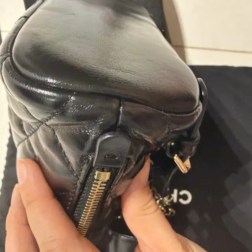 샤넬 퀼팅 백팩 + 에어팟 케이스 블랙 사진 4