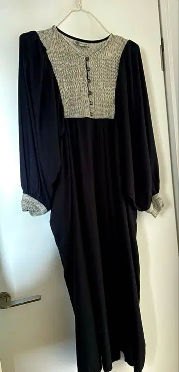 라이카 롱 원피스 블랙 카프탄 스트라이프