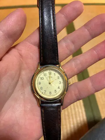 골드와 브라운 가죽 아날로그 손목시계