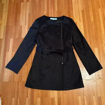 Lui Chantant 블랙 트렌치코트