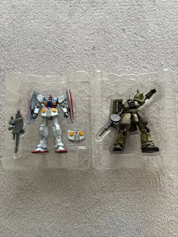 건담과 자쿠 피규어 세트