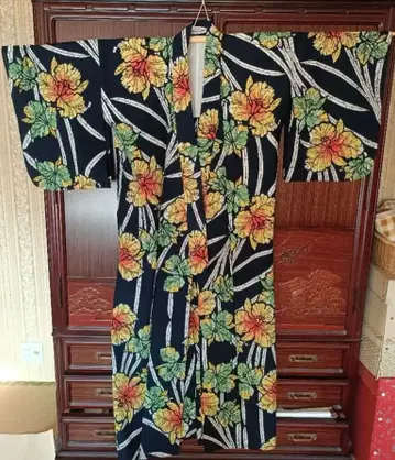 꽃무늬 유카타 블랙 베이스 레트로 패턴