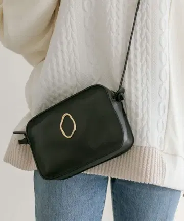 이아파피요네 참 포함 소가죽 미니 숄더백 블랙