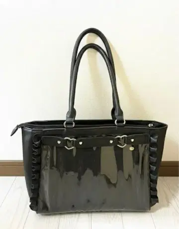 자카마트 이타백 블랙 A4 하트 버클 인조 가죽 프릴 토트백