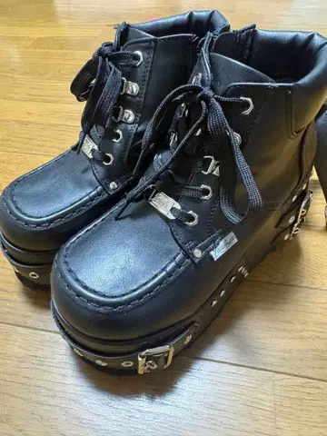 YOSUKE 요스케 통굽 벨트 스터드 레이스업 부츠 여성용