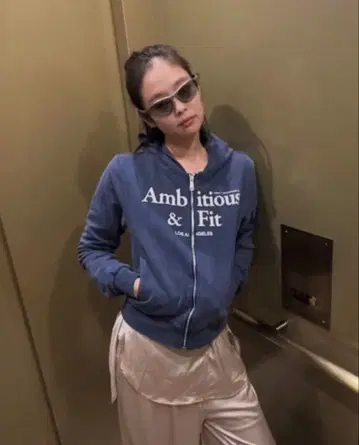 제니 착용 URBAN SOPHISTICATION 집업 후드티