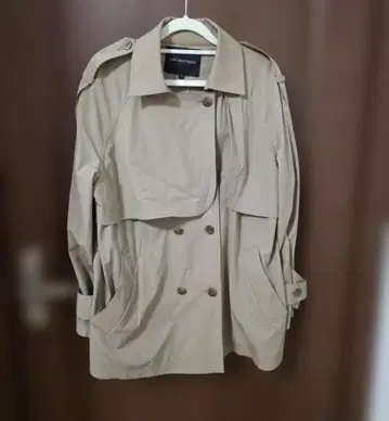 베이지 더블 브레스트 트렌치코트