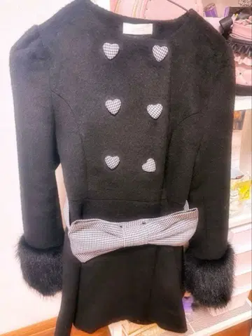 피움 하트 버튼 리본 벨트 샤기 코트