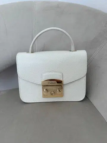 FURLA 훌라 화이트 미니백 골드 금장 장식 포함