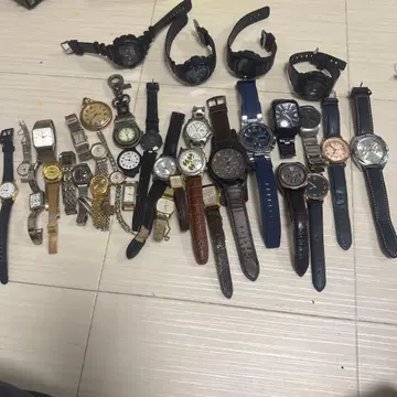 다양한 디자인의 아날로그 시계 컬렉션 (가죽, 스테인리스, 실리콘) 정크