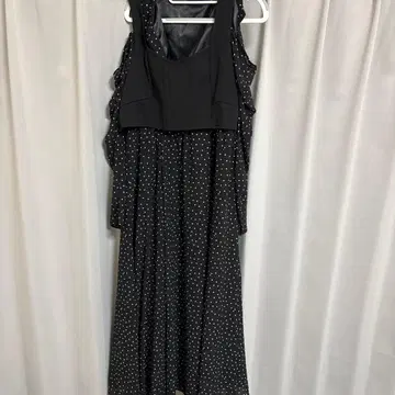 블랙 컬러 도트 원피스 머큐리 듀오