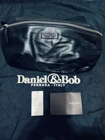 미사용품 Daniel & Bob 블랙 가죽 바디백 숄더백