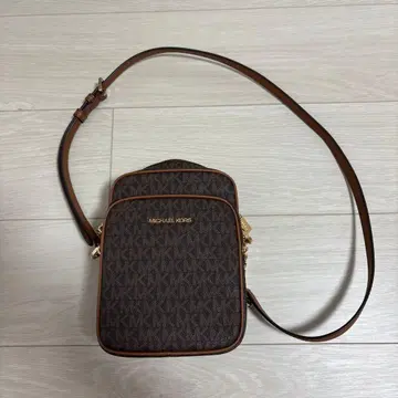 마이클코어스 숄더백 모노그램 브라운