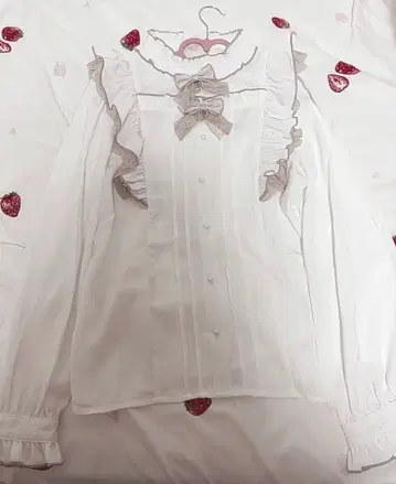 새상품급 더블 브로치 소매 프릴 블라우스