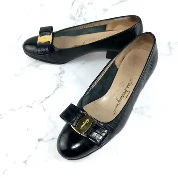 Ferragamo 바라 리본 악어 엠보싱 라운드토 블랙 23.5