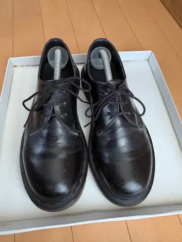 닥터마틴 3홀 플레인토 UK5(24cm) 블랙 스티치