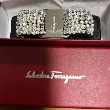 미사용 새상품 페라가모 머리핀 크리스탈