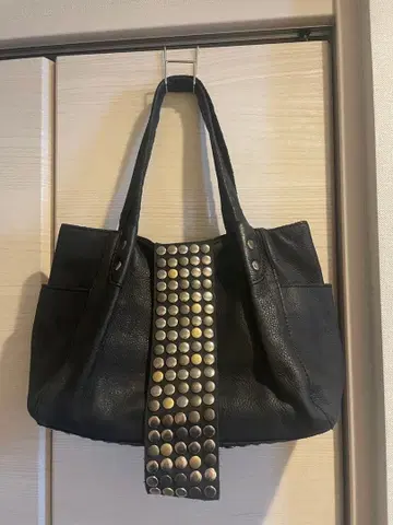 TRES 스터드 장식 블랙 가죽 토트백