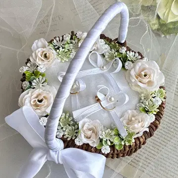 약혼 반지 약혼 반지와 함께 반지가 3개 놓이는 링 필로우 바스켓