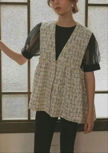 안미누 UNMINOU 트위드 프릴 베스트 베스트