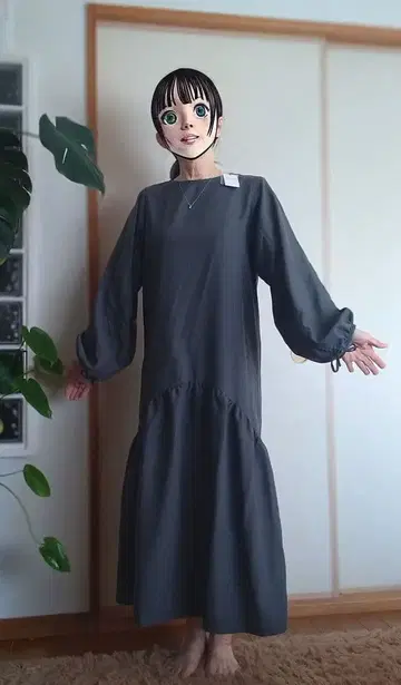 다크 그레이 긴팔 프릴 원피스