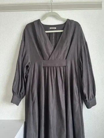 다크 그레이 V넥 롱 원피스