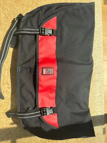 CHROME 메트로폴리스 메신저 백 블랙/레드