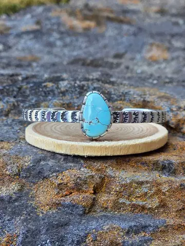 내추럴 넘버 에이트 터콰이즈 스탬프워크 뱅글