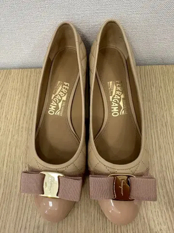 [미사용 새상품] Ferragamo 베이지 리본 포함 펌프스