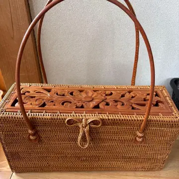 라탄 소재 카고백 조각 장식 포함