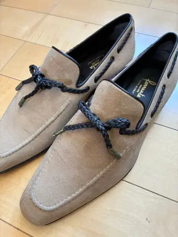 수회 이용 페란테 8 베이지 스웨이드 슬립온 로퍼 26.5