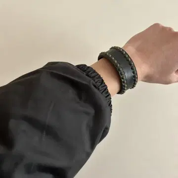 레어 HTC 스터드 블랙 팔찌