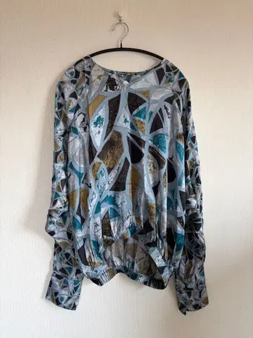 NEHERA (네헤라) 미사용 정가 79만원 새틴 프린트 풀오버 셔츠