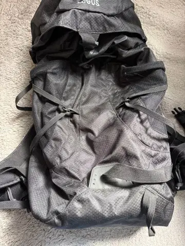 [ 가격 인하 ] Logos 블랙 백팩 2-3박용 레인 커버 포함