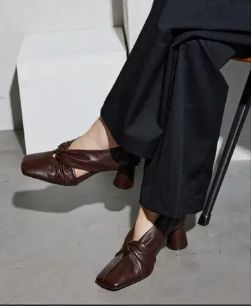 GRISE/르탈론 6cm 가죽 스퀘어 트위스트 펌프스