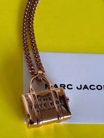 마크제이콥스 토트 참 목걸이
