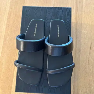 드리스반노튼 샌들