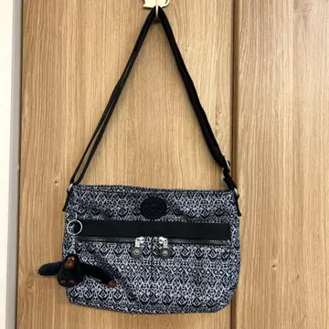 [ 새상품급 ] Kipling ( 키플링 ) 숄더백 몽키참 부착