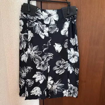 페라가모 플리츠 스커트 블랙과 화이트 꽃무늬