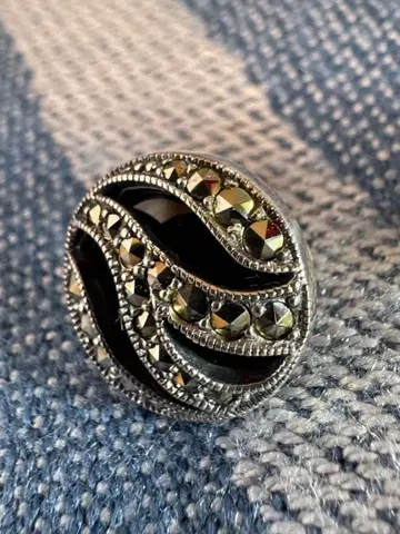 물결 디자인의 오닉스와 마카사이트 귀걸이