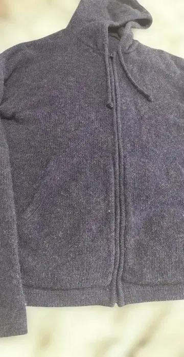 다크 퍼플 후드 부착 집업 스웨터